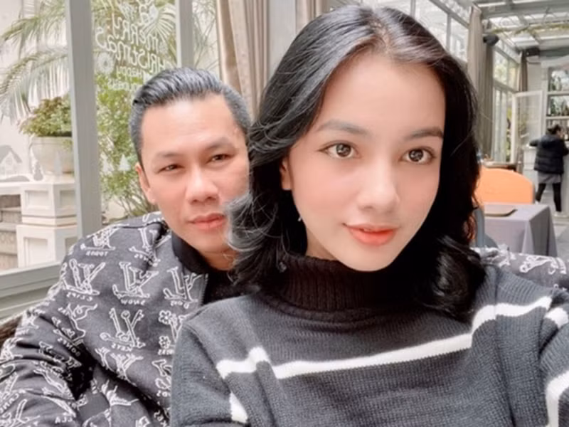 Dường như không muốn bị chú ý, Cẩm Đan và Đức Huy tránh chụp ảnh chung.