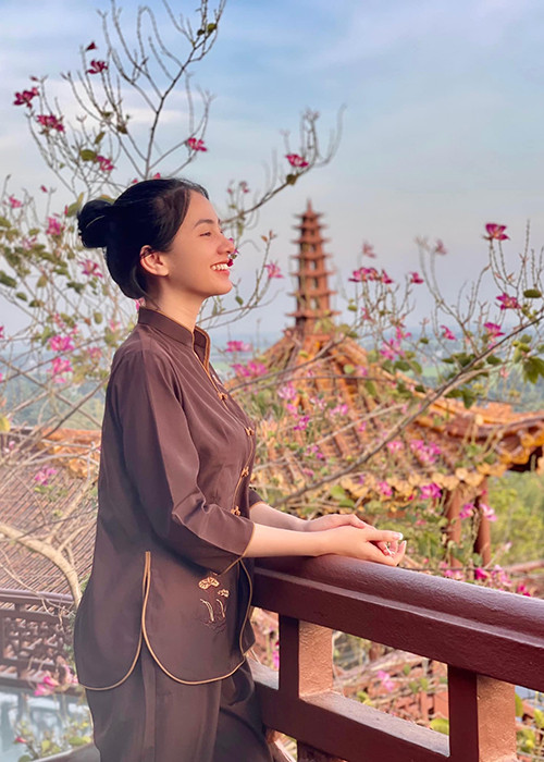 "Phát ngôn đầu tiên là do anh quản lý trả lời. Phát ngôn thứ 2 là do tôi trả lời. Tôi khẳng định lại, anh Huy là một người anh của tôi... Anh Huy quý tôi, hai anh em là bạn mà phát triển lên. Hiện tại chúng tôi là mối quan hệ mở nhưng chưa có gì rõ ràng, chưa phải tình yêu", Cẩm Đan chia sẻ trên Người đưa tin.