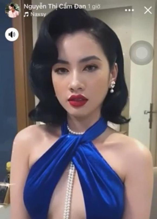  Cẩm Đan mới đây đăng tải clip gợi cảm. Cô dự một sự kiện tối ngày 19/1 và lựa chọn chiếc váy hở bạo, khoe vòng 1 quyến rũ.