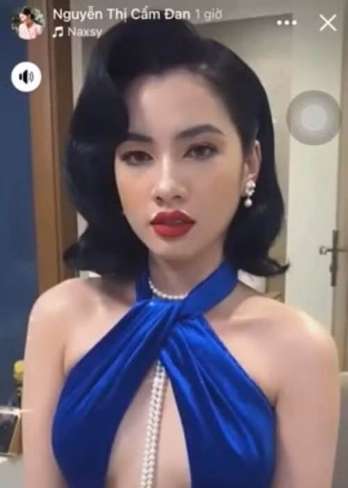  Cẩm Đan mới đây đăng tải clip gợi cảm. Cô dự một sự kiện tối ngày 19/1 và lựa chọn chiếc váy hở bạo, khoe vòng 1 quyến rũ.