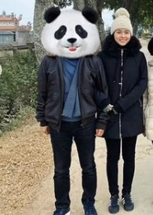 Cách đây ít ngày, Diệp Bảo Ngọc được cho là về quê của bạn trai tảo mộ. Trong một bức ảnh, bà mẹ một con còn dùng icon che chắn chân dung một người đàn ông. Nhiều người cho rằng đây chính là bạn trai của Diệp Bảo Ngọc.