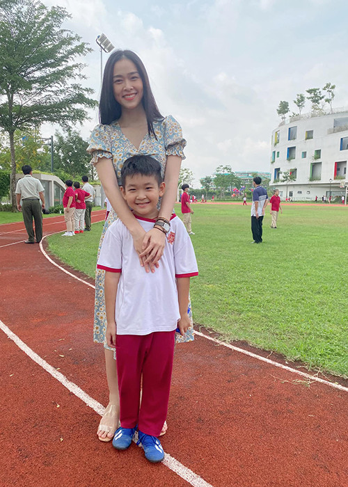 Hậu ly hôn, Diệp Bảo Ngọc nuôi con trai và giữ mối quan hệ bạn bè với chồng cũ.