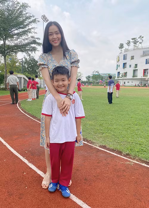 Hậu ly hôn, Diệp Bảo Ngọc nuôi con trai và giữ mối quan hệ bạn bè với chồng cũ.