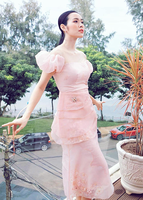 Hot girl một thời phủ nhận chuyện sắp lên xe hoa. "Ủa em có kết hôn đâu mà mọi người rần rần vậy trời. Em chỉ tìm caption hợp với tấm hình thôi mà", Diệp Bảo Ngọc cho hay. Phía người đại diện của Diệp Bảo Ngọc chia sẻ trên Ngôi sao, cô và bạn trai đã gắn bó với nhau 4 năm nhưng chưa nghĩ đến đám cưới.