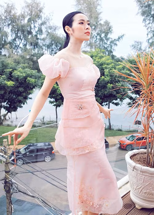 Hot girl một thời phủ nhận chuyện sắp lên xe hoa. "Ủa em có kết hôn đâu mà mọi người rần rần vậy trời. Em chỉ tìm caption hợp với tấm hình thôi mà", Diệp Bảo Ngọc cho hay. Phía người đại diện của Diệp Bảo Ngọc chia sẻ trên Ngôi sao, cô và bạn trai đã gắn bó với nhau 4 năm nhưng chưa nghĩ đến đám cưới.