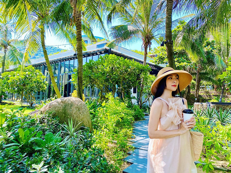 Khi rảnh rỗi, cô thường dẫn con trai đi du lịch.