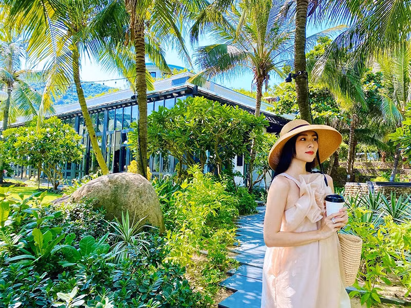 Khi rảnh rỗi, cô thường dẫn con trai đi du lịch.