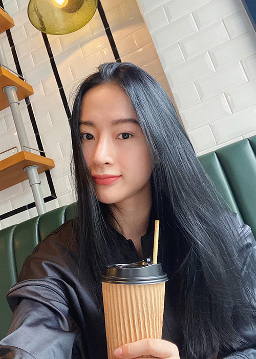 Tạm ở ẩn, "bà mẹ nhí" vẫn nhận được sự chú ý của người hâm mộ.