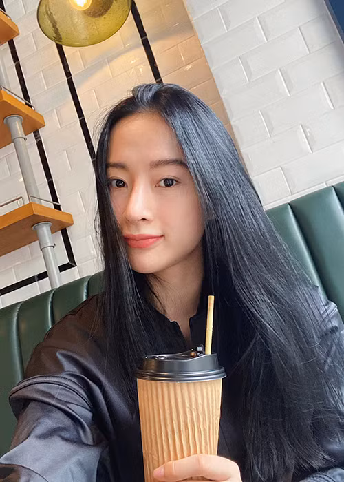 Tạm ở ẩn, "bà mẹ nhí" vẫn nhận được sự chú ý của người hâm mộ.