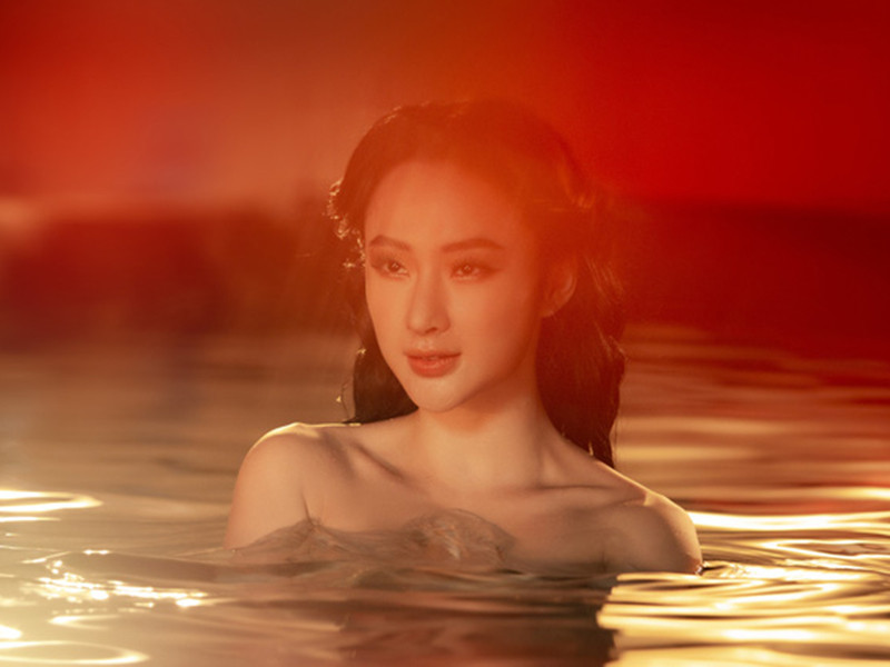 Mới đây, clip ngâm mình dưới nước của Angela Phương Trinh gây xôn xao bởi đây là lần hiếm hoi cô hở bạo từ khi "ở ẩn". Nhiều người dự đoán, nữ diễn viên sắp trở lại showbiz. Ảnh: VTV