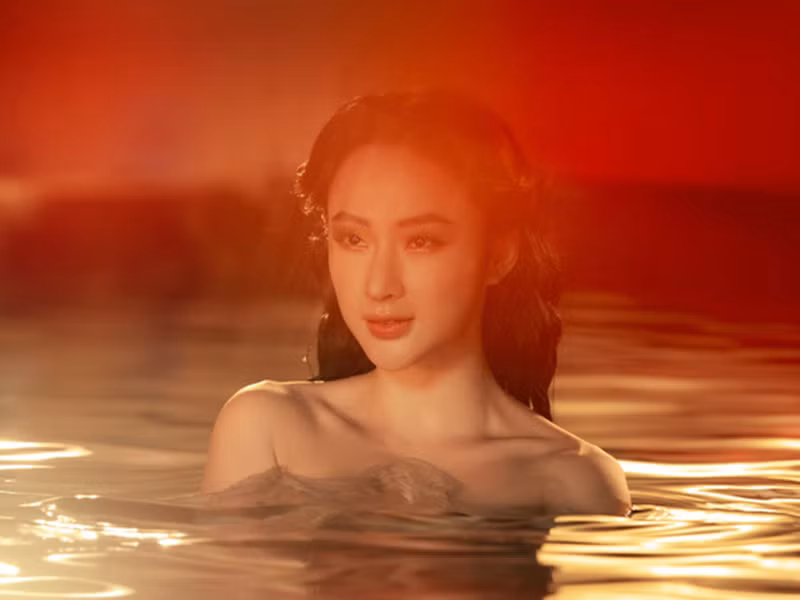 Mới đây, clip ngâm mình dưới nước của Angela Phương Trinh gây xôn xao bởi đây là lần hiếm hoi cô hở bạo từ khi "ở ẩn". Nhiều người dự đoán, nữ diễn viên sắp trở lại showbiz. Ảnh: VTV