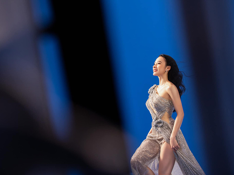 "Hãy tỏa ánh hào quang như một nữ thần, bởi nơi đó sẽ tràn ngập ánh sáng với ánh nhìn đối diện khi bạn bước đến", Angela Phương Trinh viết.