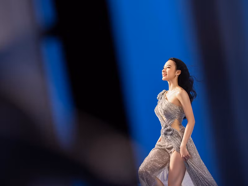 "Hãy tỏa ánh hào quang như một nữ thần, bởi nơi đó sẽ tràn ngập ánh sáng với ánh nhìn đối diện khi bạn bước đến", Angela Phương Trinh viết.