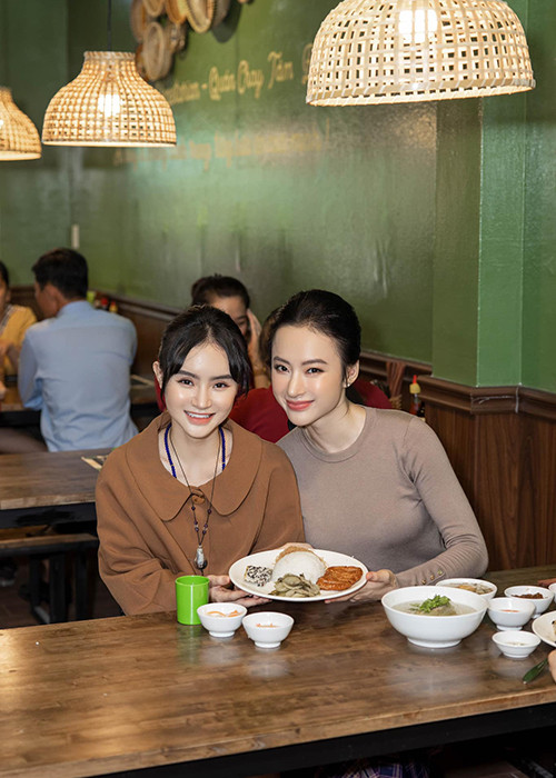 Nữ diễn viên thường xuyên xuất hiện với hình ảnh kín đáo, giản dị.