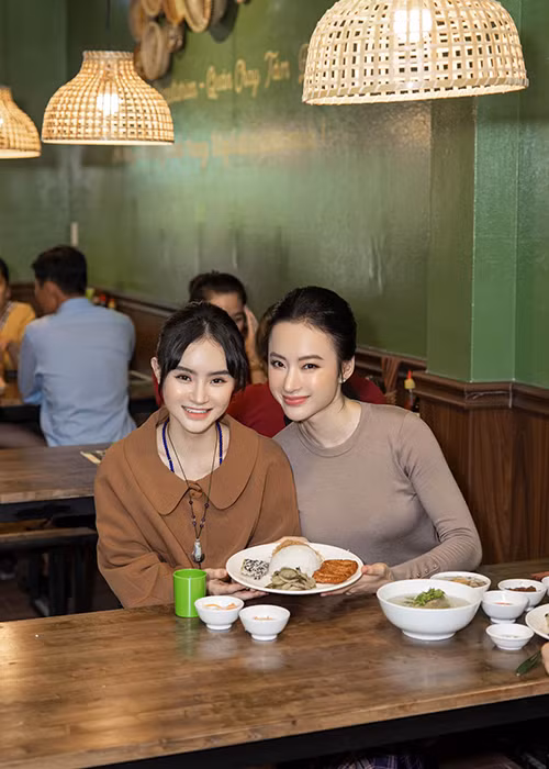 Nữ diễn viên thường xuyên xuất hiện với hình ảnh kín đáo, giản dị.