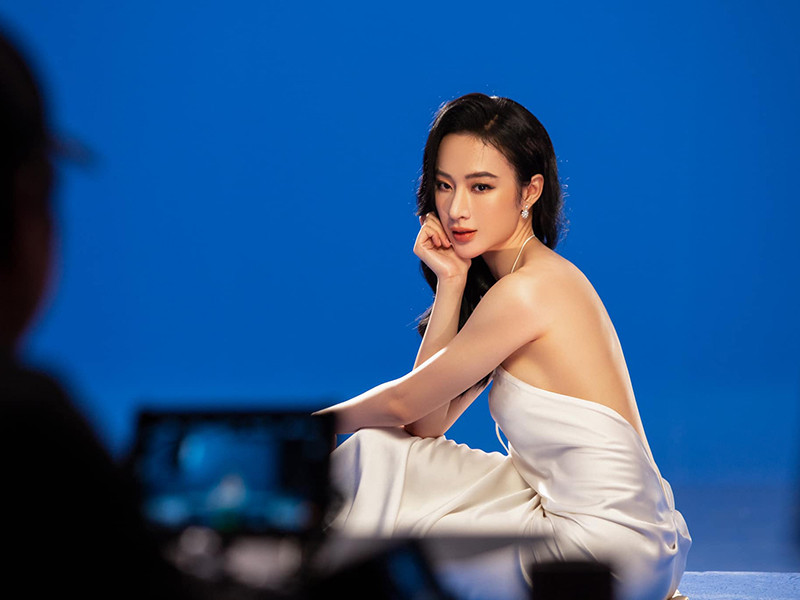 Sau đoạn clip, "bà mẹ nhí" chia sẻ loạt ảnh gợi cảm trên trang cá nhân.