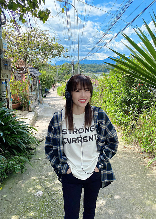 MV gần đây nhất của nữ ca sĩ gốc Thanh Hóa là "Một mình có buồn không" ra mắt hồi tháng 10/2020.