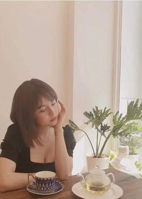 Thái Trinh cũng viết đầy ẩn ý: "Bao nhiêu năm ủ rượu quý cũng không bằng túi trà xanh uống liền dịu mát".