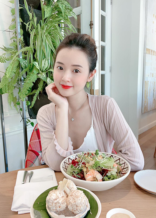 Hot girl một thời làm thơ về “trà xanh": "Mang cho em cốc trà đào/ Chỉ em lối nhỏ đi vào tim anh/ Đừng cho em cốc trà xanh/ Em đây không thích trà xanh đâu nè”.