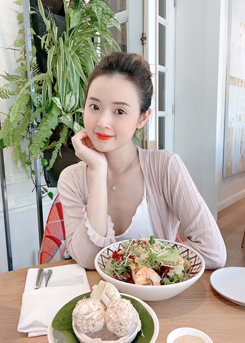Hot girl một thời làm thơ về “trà xanh": "Mang cho em cốc trà đào/ Chỉ em lối nhỏ đi vào tim anh/ Đừng cho em cốc trà xanh/ Em đây không thích trà xanh đâu nè”.