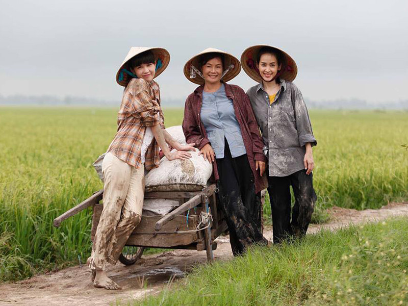 Ngọc Trinh mặc giản dị, kín đáo trong bộ phim kể về chính cuộc đời mình.