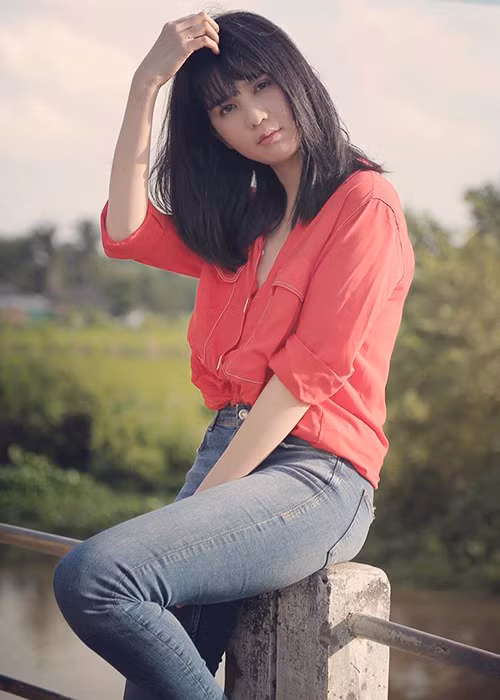 Sau "Vòng eo 56", Ngọc Trinh tiếp tục hóa gái quê trong phim "Vu quy đại náo". Ảnh: Dân Việt