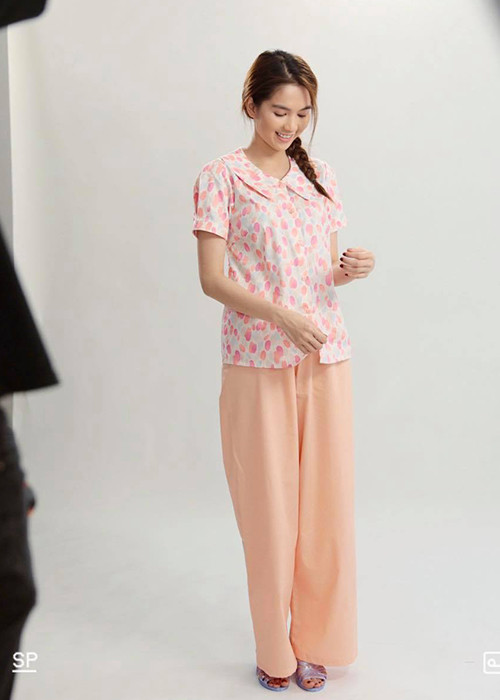 "Nữ hoàng nội y" vẫn quyết giữ im lặng trước những lời chỉ trích cho rằng nụ hôn với bé trai 8 tuổi là hành động phản cảm, lố bịch.