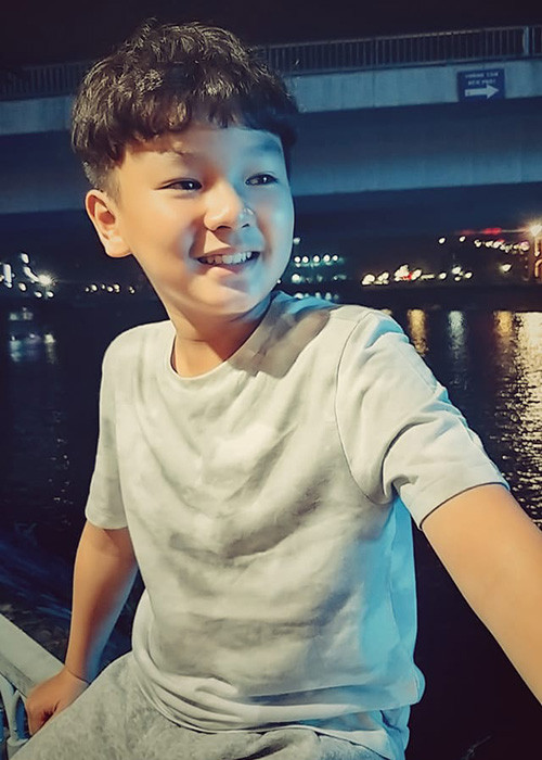 "Con nghe ba con kể, hồi nhỏ xíu, ba mẹ dẫn con đi siêu thị. Xong có ông Công Ninh lại chụp hình con. Ba con không biết gì hết. Qua ngày mai, ông kêu con đi quay luôn", Hữu Khang chia sẻ trên Phụ nữ Việt Nam về lần đầu tiên đóng phim.