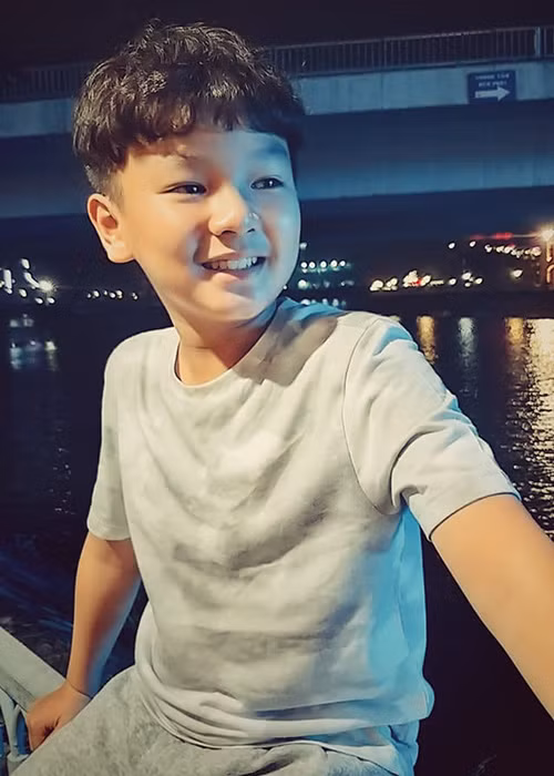 "Con nghe ba con kể, hồi nhỏ xíu, ba mẹ dẫn con đi siêu thị. Xong có ông Công Ninh lại chụp hình con. Ba con không biết gì hết. Qua ngày mai, ông kêu con đi quay luôn", Hữu Khang chia sẻ trên Phụ nữ Việt Nam về lần đầu tiên đóng phim.