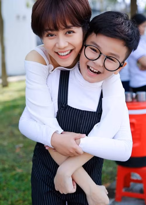 Hữu Khang đóng các phim: “Mẹ và con trai”, “Hai Phượng”, “Bao giờ hết ế”, “Trái tim quái vật”, “Chú ơi, đừng lấy mẹ con”, “Vua bếp”, “Dấn thân vào nước mắt”.