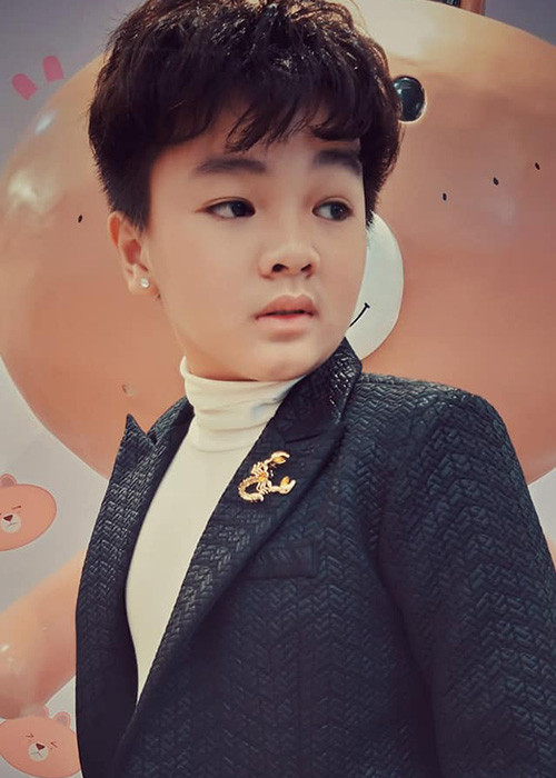 Hiện tại, nam diễn viên nhí được bố mẹ cân bằng việc đóng phim và đi học.