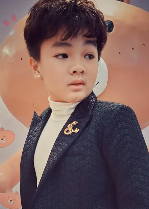 Hiện tại, nam diễn viên nhí được bố mẹ cân bằng việc đóng phim và đi học.