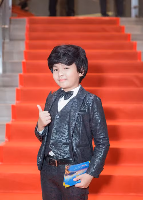 Ba của Hữu Khang chia sẻ rằng chỉ khi được đóng phim, được làm nghệ thuật, cậu nhóc mới vui và khỏe mạnh.