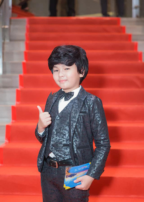 Ba của Hữu Khang chia sẻ rằng chỉ khi được đóng phim, được làm nghệ thuật, cậu nhóc mới vui và khỏe mạnh.