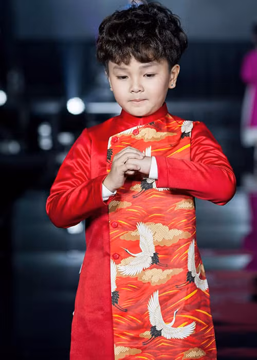 Ngoài đóng phim, bé Hữu Khang còn thử sức làm người mẫu nhí.