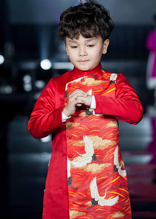 Ngoài đóng phim, bé Hữu Khang còn thử sức làm người mẫu nhí.