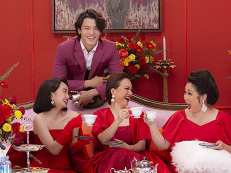 Tương tự, ê-kíp phim Tết” “Gái già lắm chiêu V” không tổ chức sự kiện ra mắt tại Hà Nội. Thay vì đó, ê-kíp livestream sự kiện trên fanpage chính thức của phim lúc 20h, ngày 29/1.