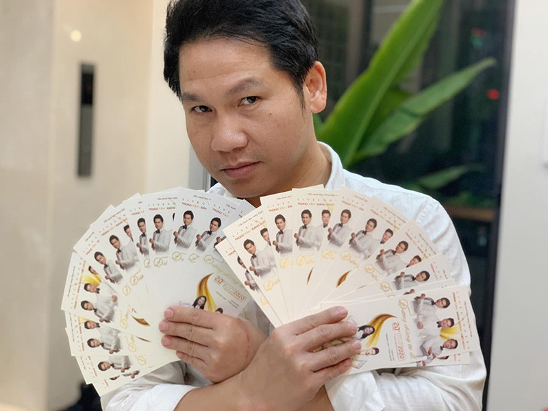 Trọng Tấn chia sẻ trên Zing: "Ngoài show Khoảnh khắc, tôi còn nhận được thông báo hủy diễn của nhiều chương trình cận Tết khác. Với tình hình hiện nay, tôi nghĩ hầu hết show có khán giả đều không thể diễn ra. Các nghệ sĩ chắc chắn sẽ buồn chứ, nhưng lúc này công tác phòng chống dịch là quan trọng nhất. Chúng ta cùng chờ đợi và hy vọng".