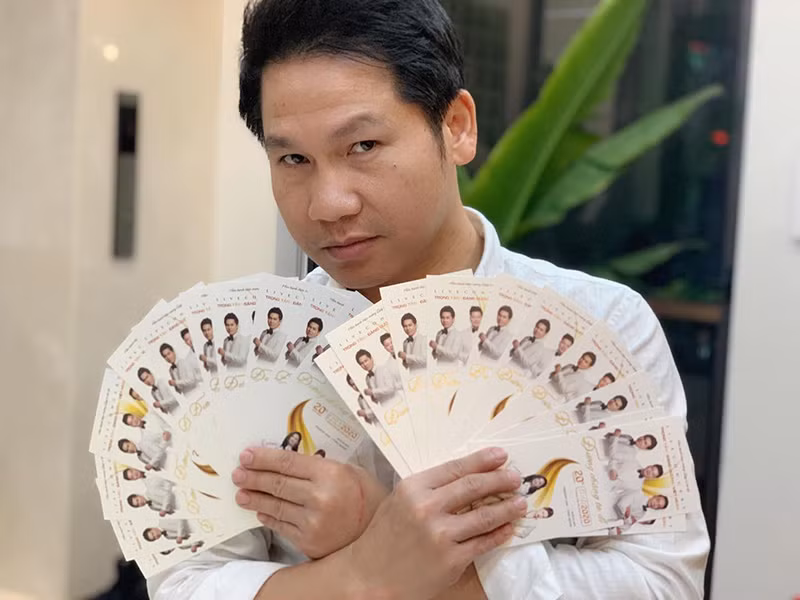 Trọng Tấn chia sẻ trên Zing: "Ngoài show Khoảnh khắc, tôi còn nhận được thông báo hủy diễn của nhiều chương trình cận Tết khác. Với tình hình hiện nay, tôi nghĩ hầu hết show có khán giả đều không thể diễn ra. Các nghệ sĩ chắc chắn sẽ buồn chứ, nhưng lúc này công tác phòng chống dịch là quan trọng nhất. Chúng ta cùng chờ đợi và hy vọng".