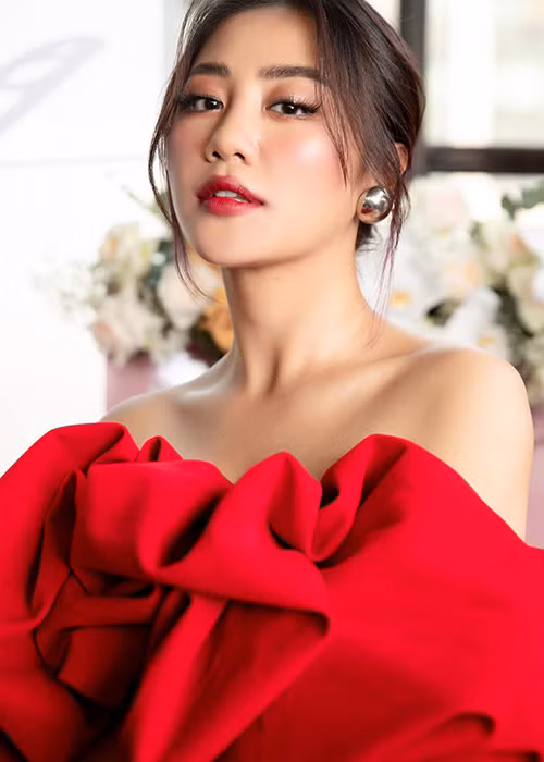 Văn Mai Hương không tổ chức buổi họp báo ra mắt album vào ngày 31/1 tại Hà Nội. Theo Vietnamnet, trước khi hủy show, ê-kíp của nữ ca sĩ chuẩn bị sân khấu đặc biệt để trình diễn những ca khúc mới nhất nằm trong album thứ ba trong sự nghiệp.