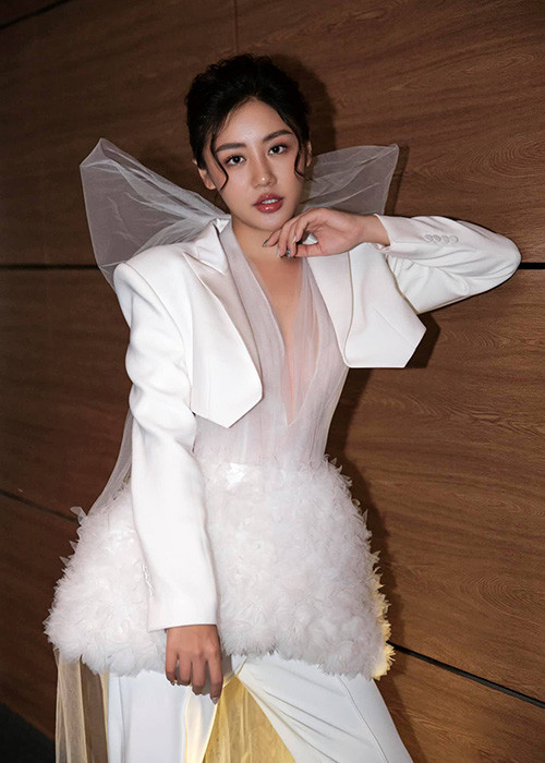 Cận Tết Nguyên Đán 2021, sao Việt bận rộn chạy show. Tuy nhiên, để đảm bảo sự an toàn cho bản thân và khán giả trong bối cảnh dịch COVID-19 có diễn biến phức tạp hiện nay, hàng loạt sao Việt hủy chương trình.