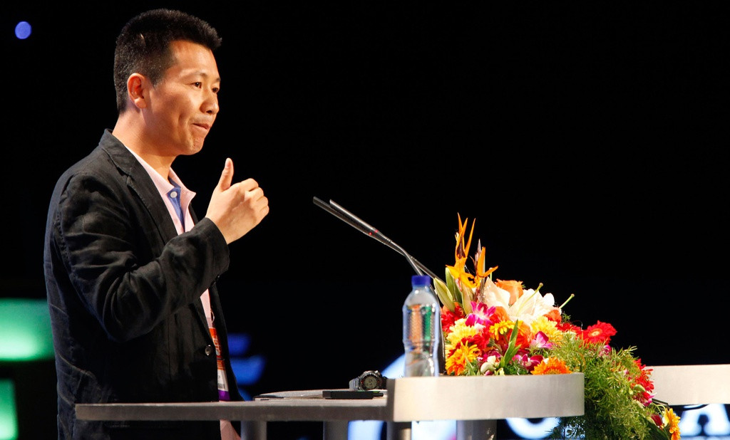 HIện, ông Zhou sở hữu hơn 3.900 cửa hàng ở Trung Quốc cùng một số thương hiệu thời trang khác như Me&amp;City, Me&amp;City Kids, MooMoo và trang thương mại điện tử Banggo.com. Zhou hiện là cổ đông lớn nhất của công ty và sở hữu khối tài sản 1,3 tỷ USD. Con gái của ông giữ vị trí chủ tịch Metersbonwe. Ảnh: Getty Images.