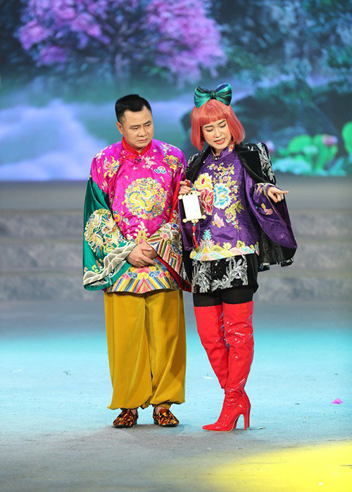 Vai diễn của Lâm Vỹ Dạ trong Táo quân 2021 chưa được tiết lộ hoàn toàn. Theo Nam Tào (Xuân Bắc đóng), nhân vật của Lâm Vỹ Dạ là một phiên bản nữ của Bắc Đẩu. Ngoài Lâm Vỹ Dạ, Táo quân 2021 còn sự góp mặt của Vân Dung. Ảnh: Phụ nữ Việt Nam