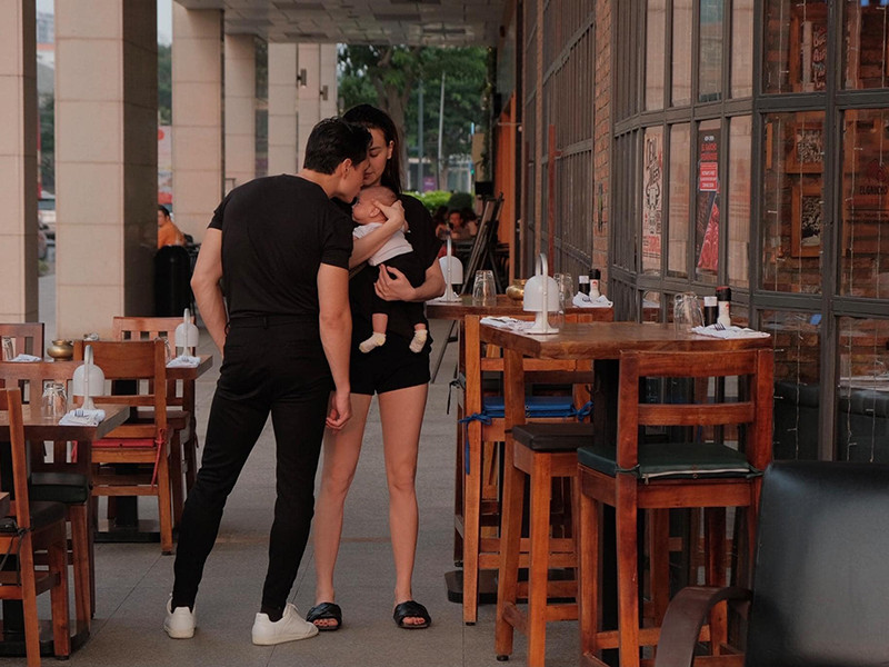 Trên trang cá nhân, cặp đôi chăm khoe hình ảnh hai con nhỏ.