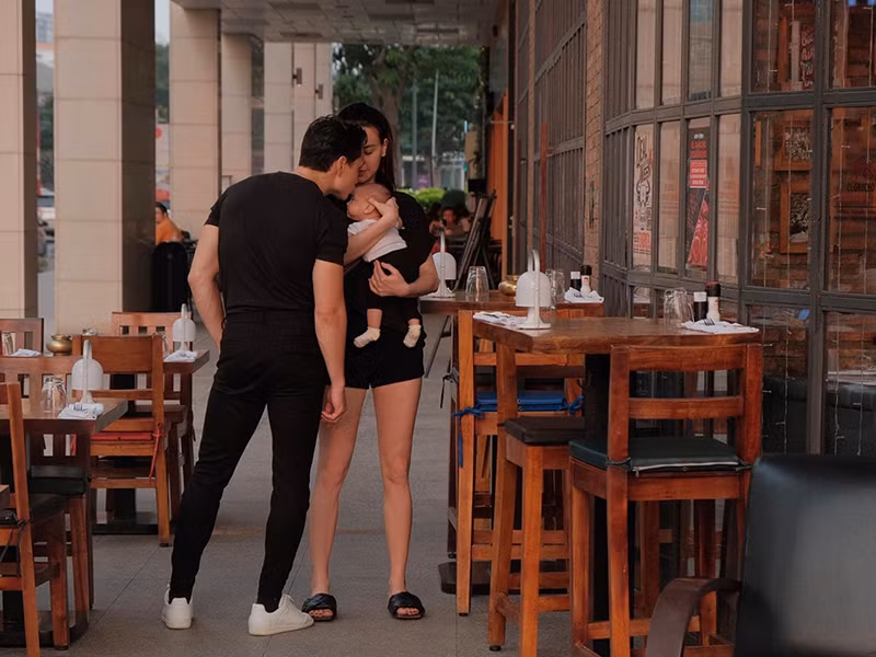 Trên trang cá nhân, cặp đôi chăm khoe hình ảnh hai con nhỏ.