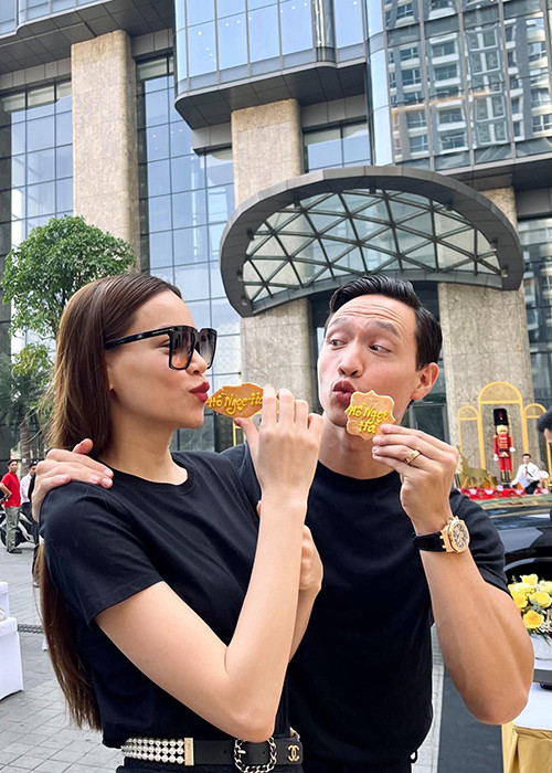 Khi trở lại với công việc, Hồ Ngọc Hà được Kim Lý tháp tùng như thường thấy.