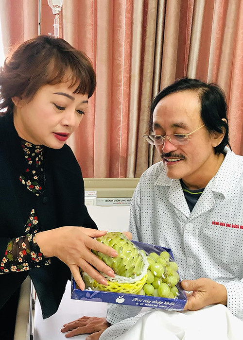 Nghệ sĩ Trà My mua nho và na - hai loại hoa quả Giang Còi thích ăn khi vào thăm.