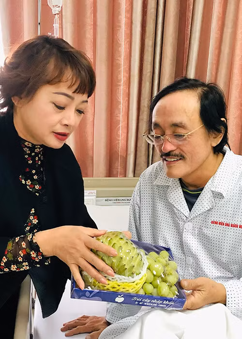 Nghệ sĩ Trà My mua nho và na - hai loại hoa quả Giang Còi thích ăn khi vào thăm.