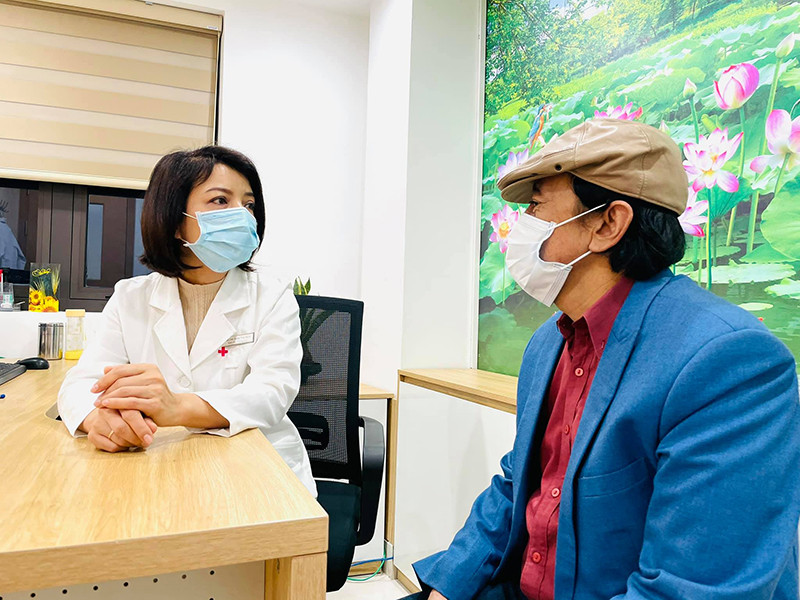 Nghệ sĩ Trà My chia sẻ: “Đau não với lão quá. Suốt từ sáng tới giờ hội ý cân nhắc xem nên điều trị như thế nào và ở đâu cho hiệu quả mà chi phí lại hợp với khả năng cho phép. Đã thế lại còn phải căng tai ra nghe xem lão nói gì vì giờ lão nói rất khó khăn….