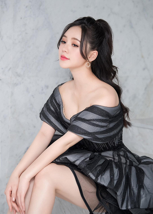 Quỳnh Kool có làn da trắng mịn, đẹp không tỳ vết.